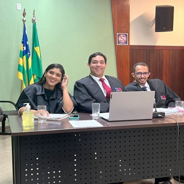Acadêmicos do 6º período de Direito da Faculdade Almeida Rodrigues (FAR) participam de Júri Simulado com caso real