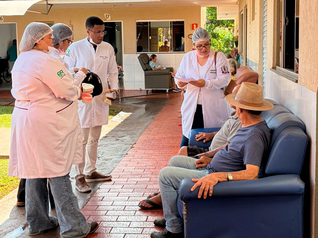 Foto 1 — Projeto de Extensão "Saúde Sempre Sorrindo" - Lar dos Vovôs